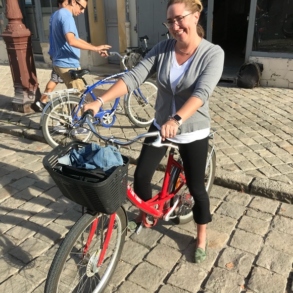 Meet your Posher, Erin 😻🛍 - Picture 6 of 7